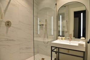 Classic Room | Bathroom