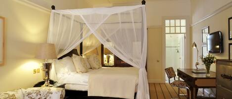 Minibaari, tallelokero huoneessa, työpöytä, ilmainen Wi-Fi