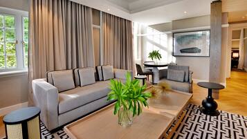 Minibar, coffres-forts dans les chambres, bureau, Wi-Fi gratuit