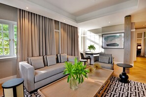 Suite Eksekutif (King Bed) | Minibar, brankas, meja kerja, dan Wi-Fi gratis
