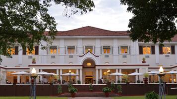 Vista frontal de la propiedad