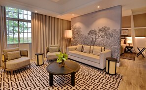 Deluxe Suite (King bed) | Minibar, in-room safe, desk, free WiFi
