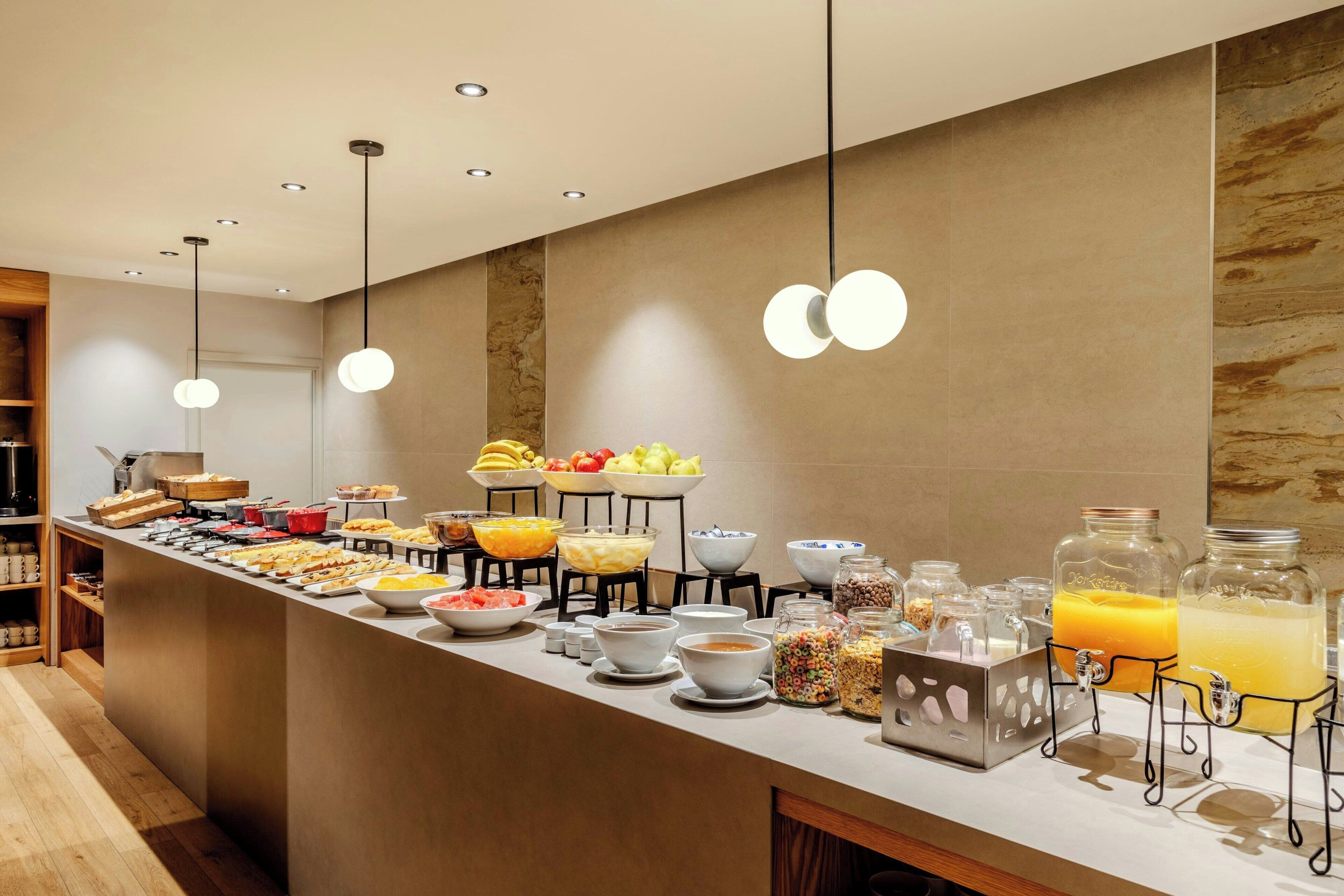 Una barra de desayuno con diversas opciones de comida y bebidas.