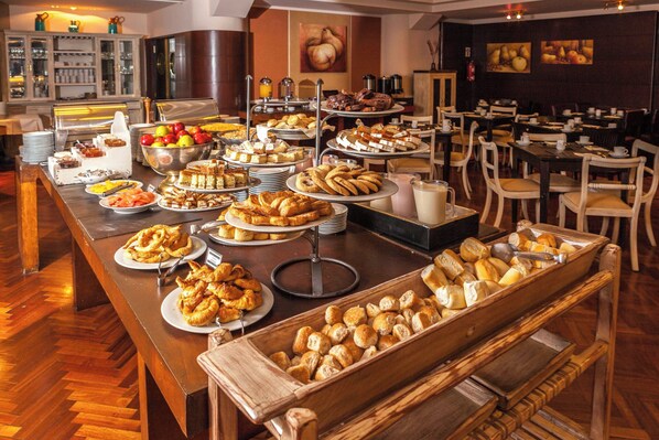 Tägliches Frühstücksbuffet (15 USD pro Person)