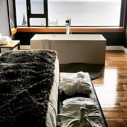 Suite, 1 cama de matrimonio grande, no fumadores, vistas al lago (Pool Access) | 1 dormitorio, minibar, caja fuerte y decoración individual