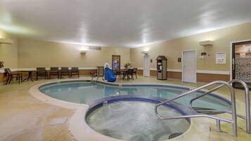 Utomhuspool och solstolar