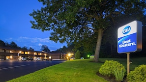 A hotel with a sign reading 'Best Western' and a parking lot with several cars. - Skyline Hotel Lake George (Lake George)