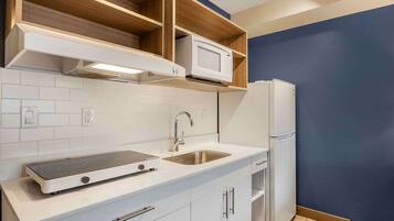 Full-size fridge, microwave, stovetop