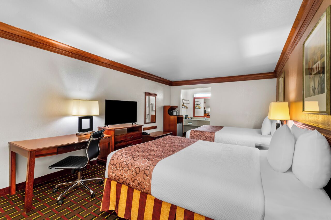 Huone, 2 keskisuurta parisänkyä, tupakointi kielletty | Ylelliset vuodevaatteet, silitysrauta/-lauta, ilmainen Wi-Fi