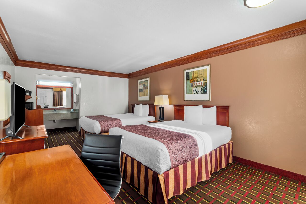 Room, 2 Katil Ratu (Queen), Non Smoking | Peralatan tempat tidur premium, seterika/papan seterika, Wi-fi percuma 