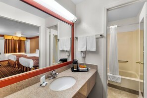 Combined shower/tub, free toiletries, hair dryer, towels