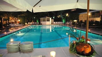 Outdoor pool, pool umbrellas, sun loungers