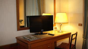 Habitación individual estándar | Área de sala de estar | Televisión LCD de 26 pulgadas con canales vía satélite y televisión