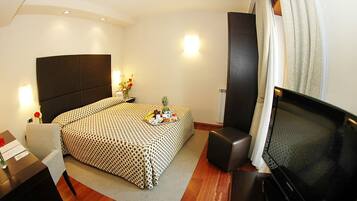 Executive Room | Minibar, in-room safe, desk, blackout drapes