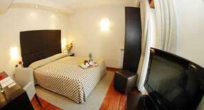 Minibar, coffres-forts dans les chambres, bureau, rideaux occultants