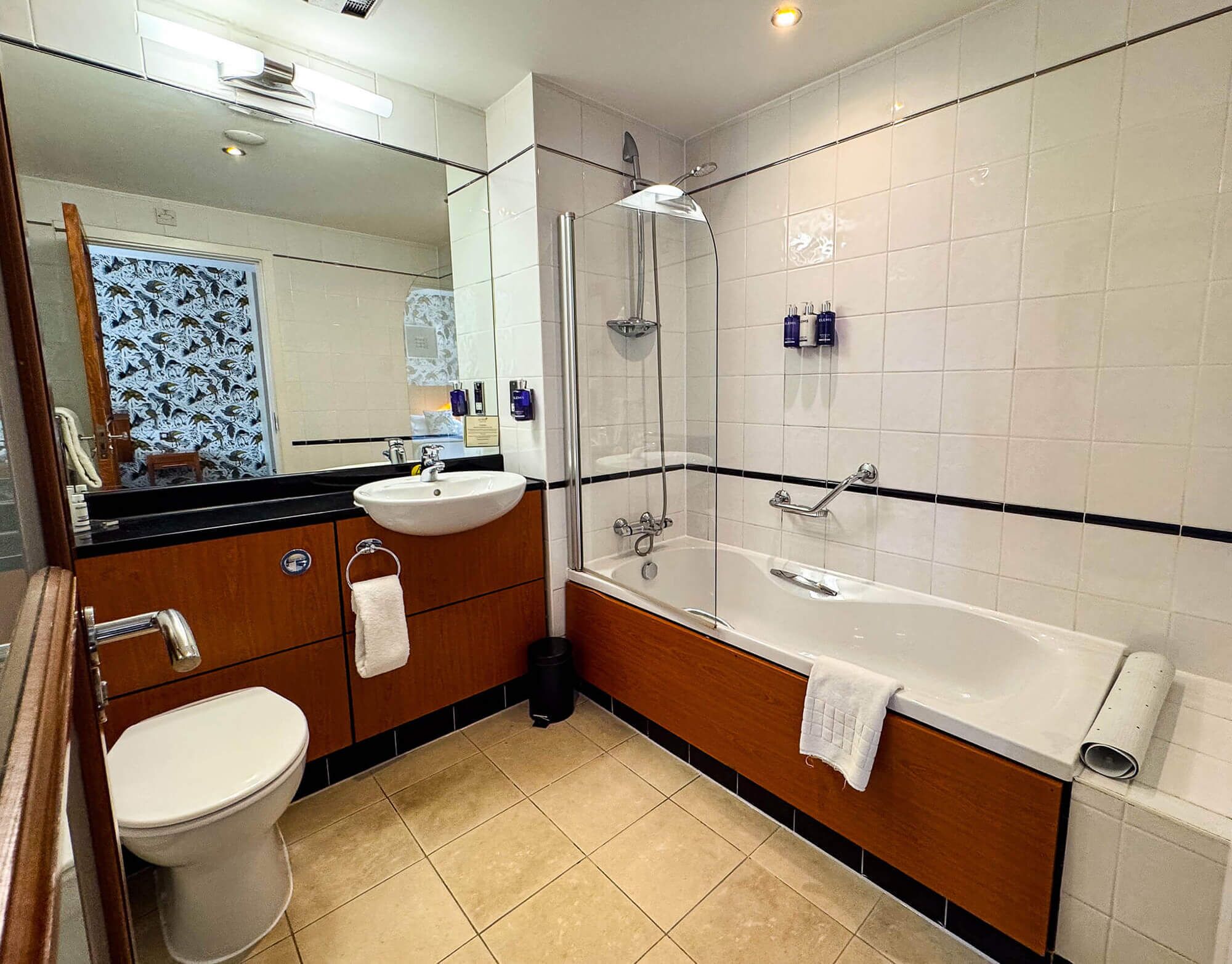 Un bagno moderno con WC, lavandino e vasca da bagno.