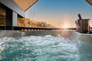 Couples treatment rooms, sauna, hot tub, steam room, body treatments