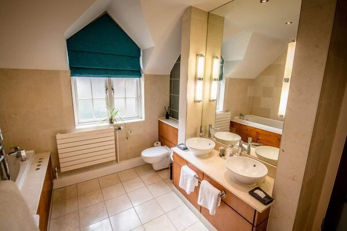 shower, eco-friendly toiletries, hair dryer