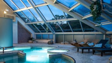 Couples treatment room(s), sauna, hot tub, steam room, body treatments