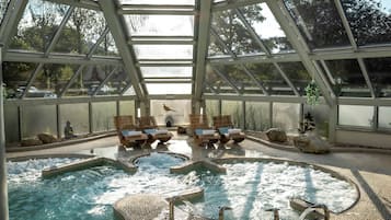 Parihoitohuone(ita), sauna, poreallas, höyrysauna, vartalohoitoja