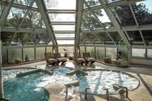 Couples treatment room(s), sauna, hot tub, steam room, body treatments