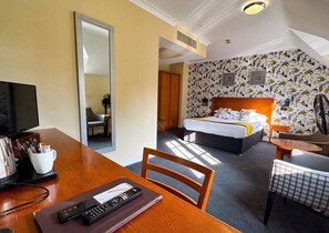 Executive Double Room, 1 King Bed, Non Smoking | Desk, blackout drapes, iron/ironing board, travel crib