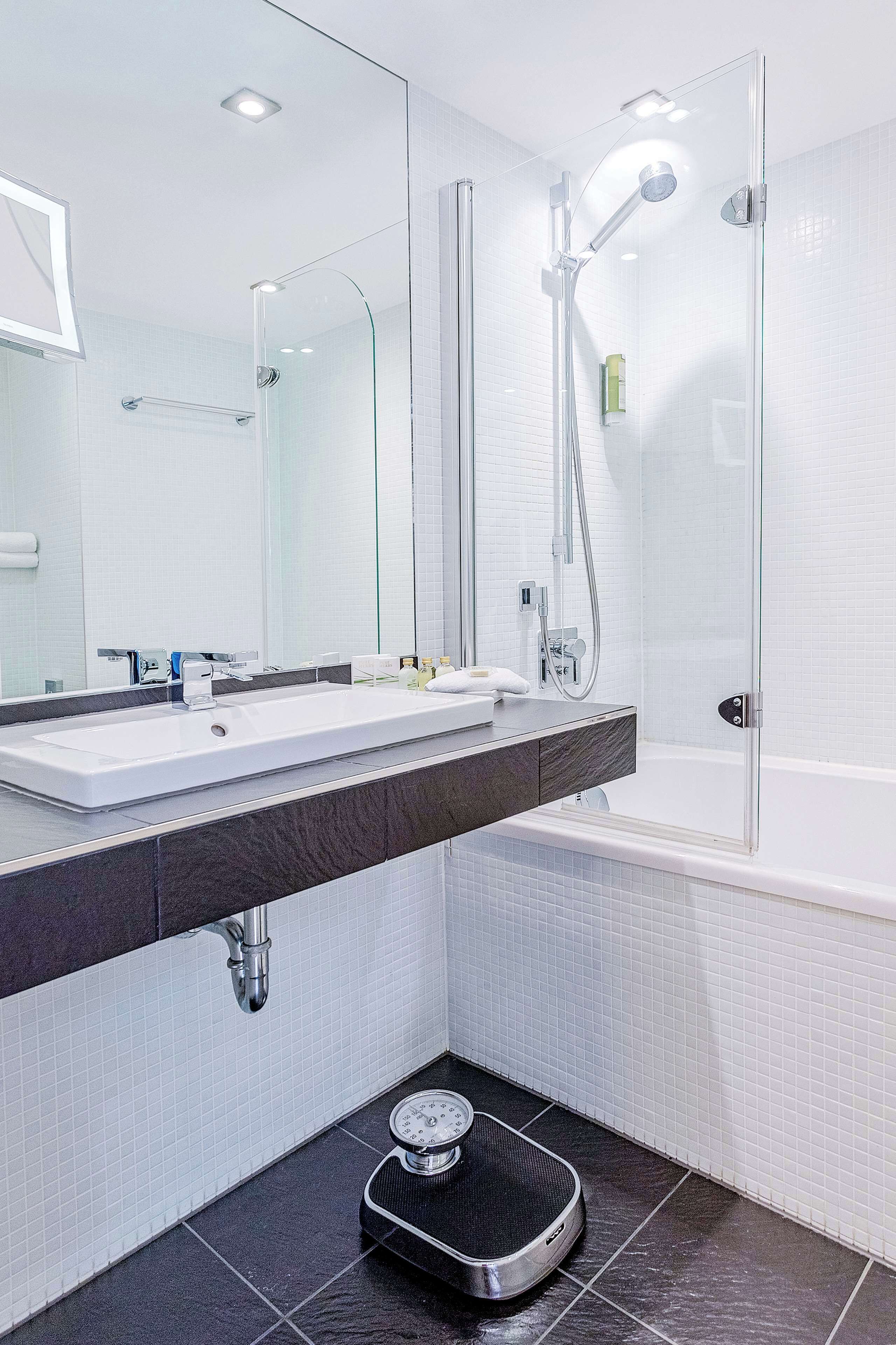 executive room, 1 king bed | bathroom | combined shower/bathtub, hair dryer, towels, soap