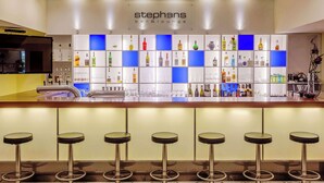 Zona de bar con un letrero que dice 