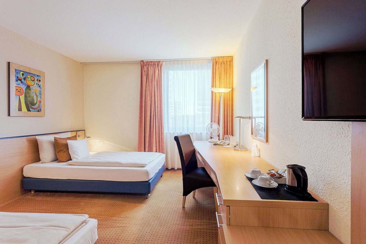 Comfort Room, 2 Katil Bujang (Single) | Peralatan tempat tidur hipoalergenik, meja, ruang kerja komputer riba