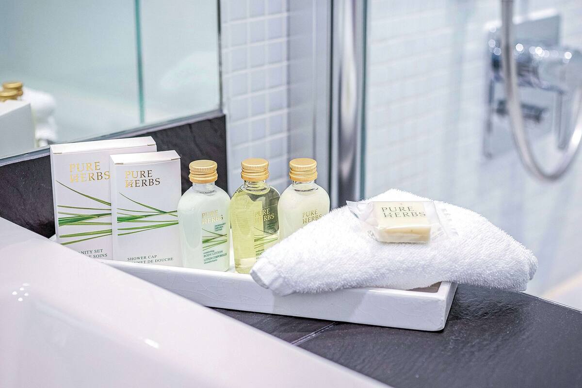 executive room, 1 king bed | bathroom | combined shower/bathtub, hair dryer, towels, soap