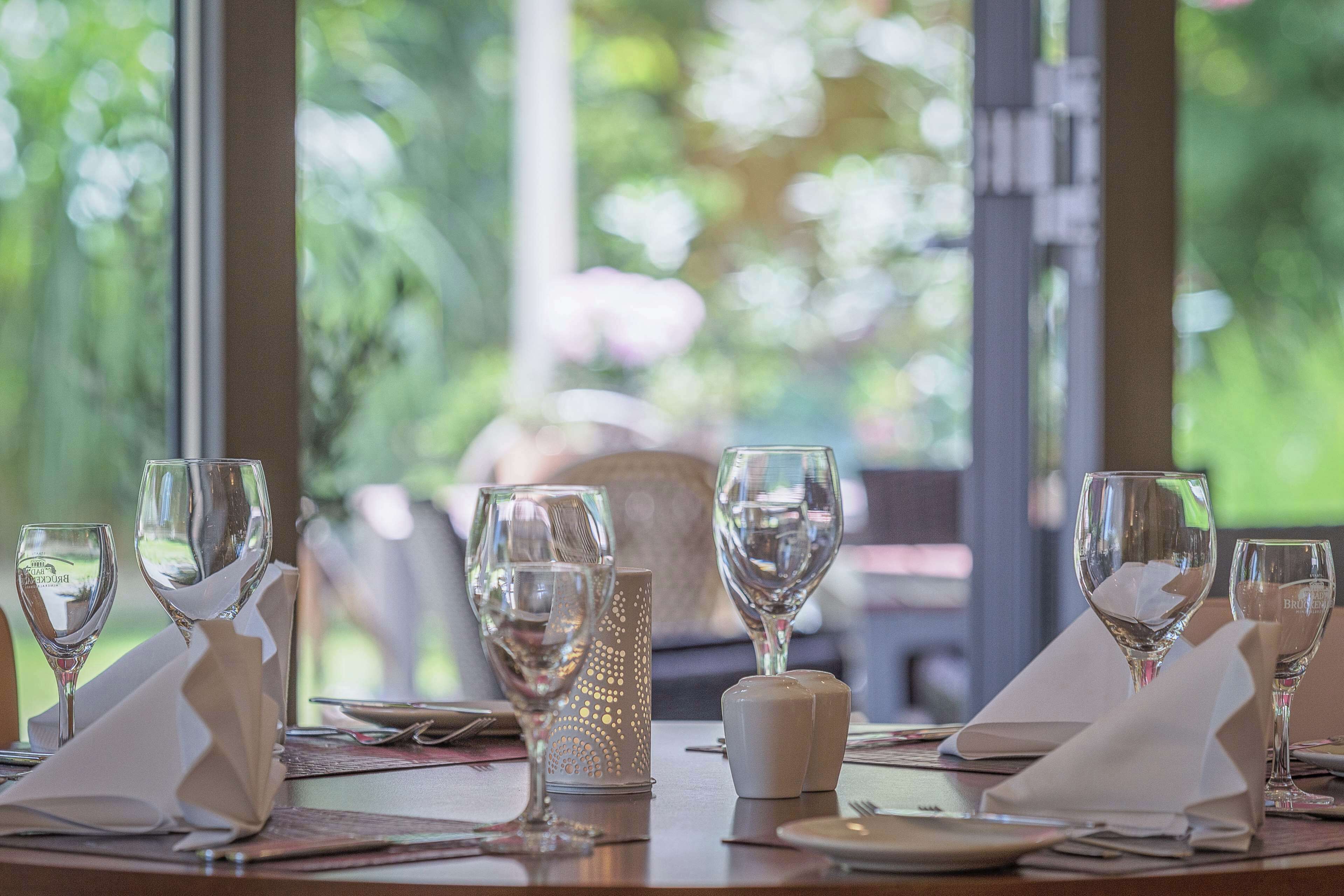 Frühstück, Mittagessen, internationale Küche, Blick auf den Garten 