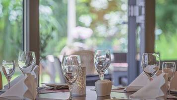 Frühstück, Mittagessen, internationale Küche, Blick auf den Garten