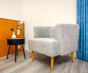 Ropa de cama hipoalergénica y escritorio 