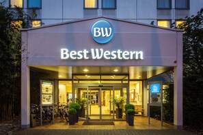 A hotel entrance with a sign reading 'Best Western,' a glass door, and potted plants. - Best Western Macrander Hotel Frankfurt/Kaiserlei (Offenbach am Main)