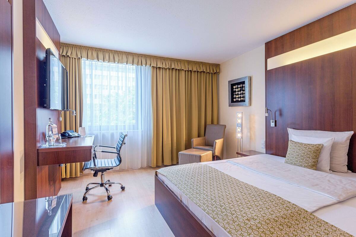executive room, 1 king bed | hypo-allergenic bedding, desk, laptop workspace, blackout curtains
