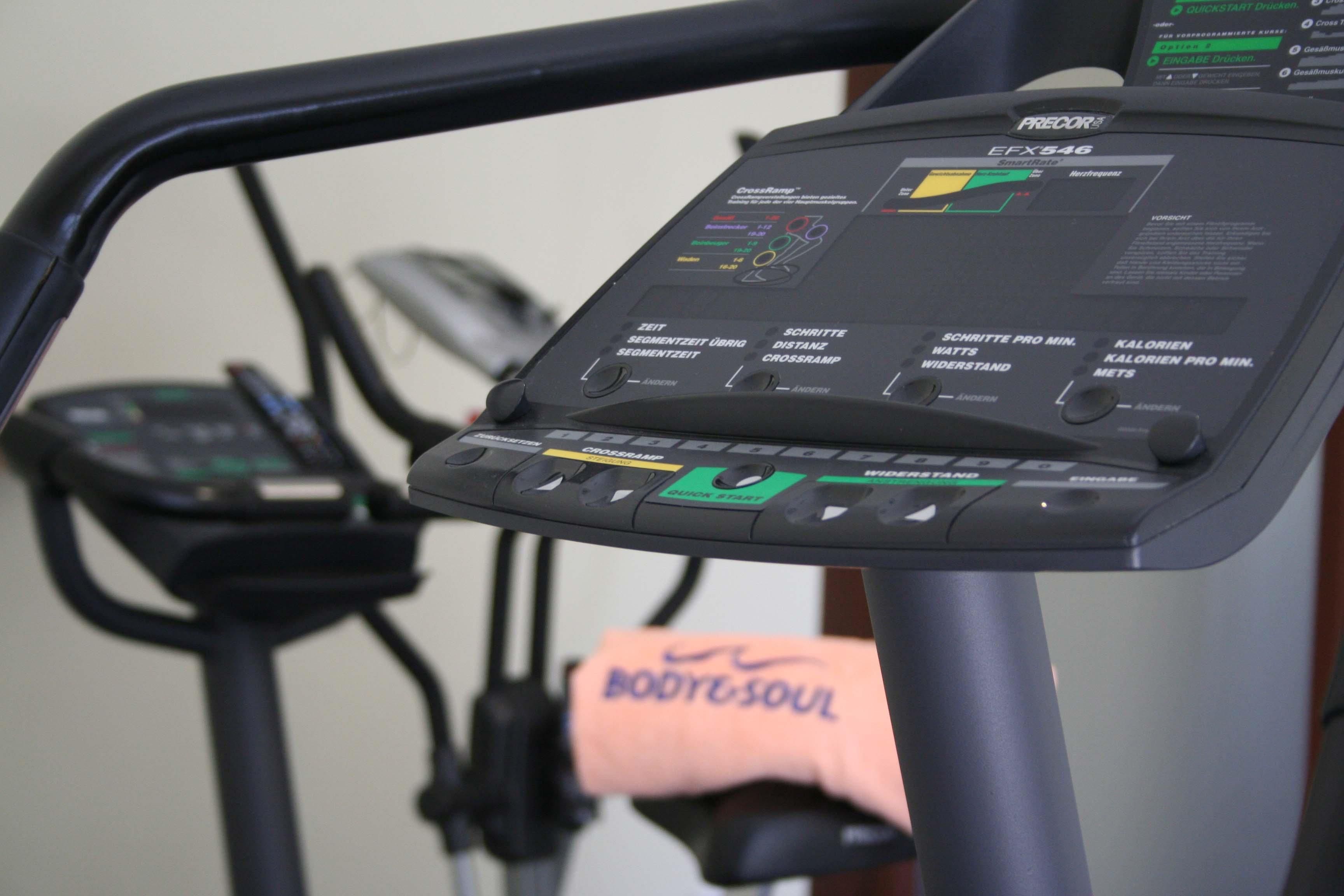 Panel de control de una cinta de correr con distintas configuraciones e indicadores.