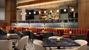 Eine moderne Bar mit Sitzgelegenheiten und einer Bar.