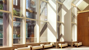 Ein großzügiges Interieur mit großen Fenstern und einem modernen Design.
