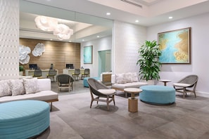 Lobby sitting area - Aston Waikiki Beach Tower (Honolulu)