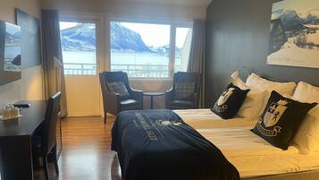 Desk, laptop workspace, soundproofing, free WiFi