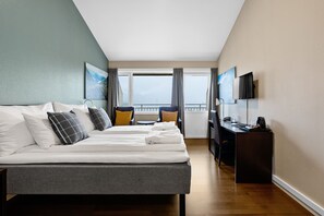 Superior Room, Non Smoking | Living area | TV - Grand Hotel Skei - Unike Hoteller (Sunnfjord)