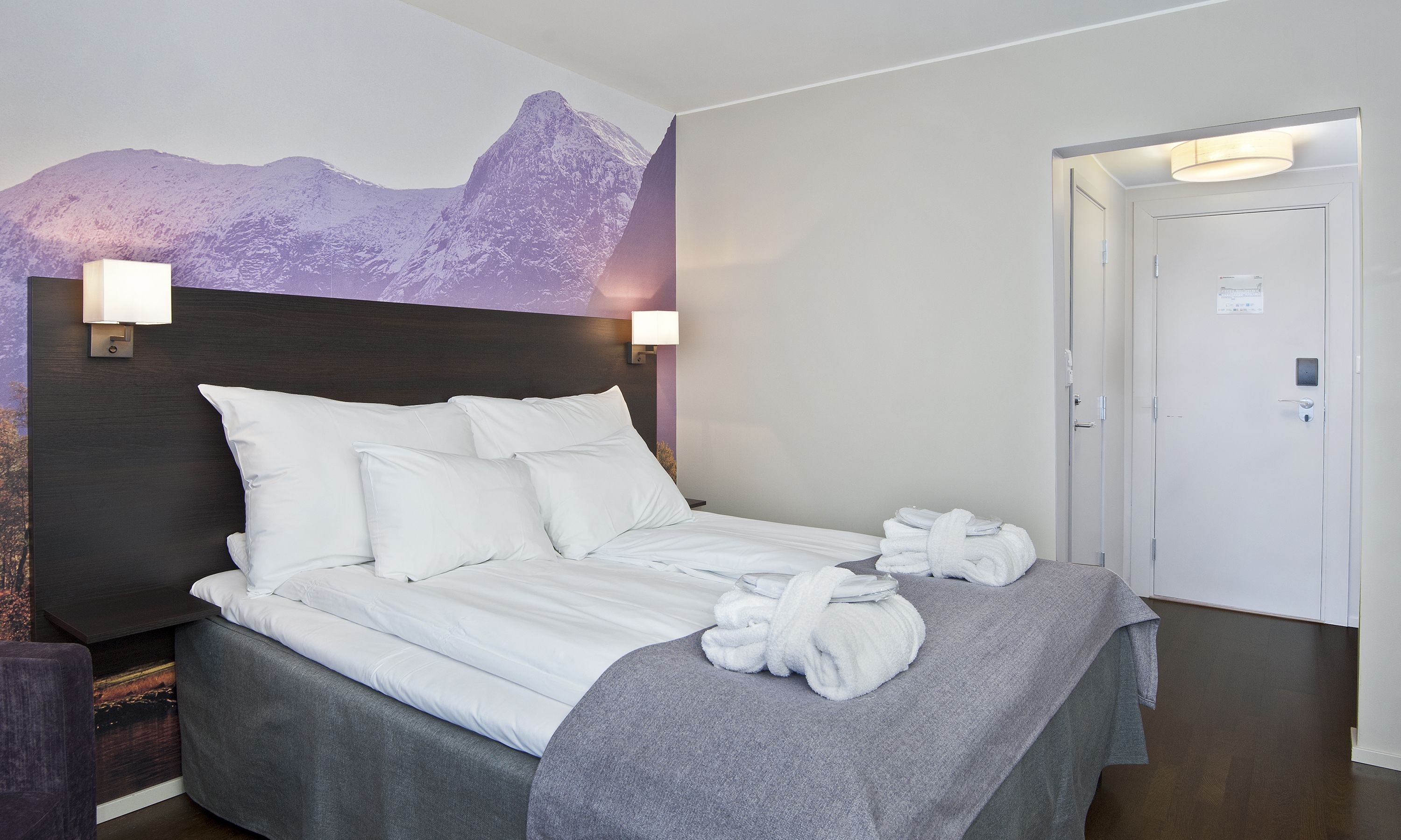 desk, laptop workspace, soundproofing, free wifi