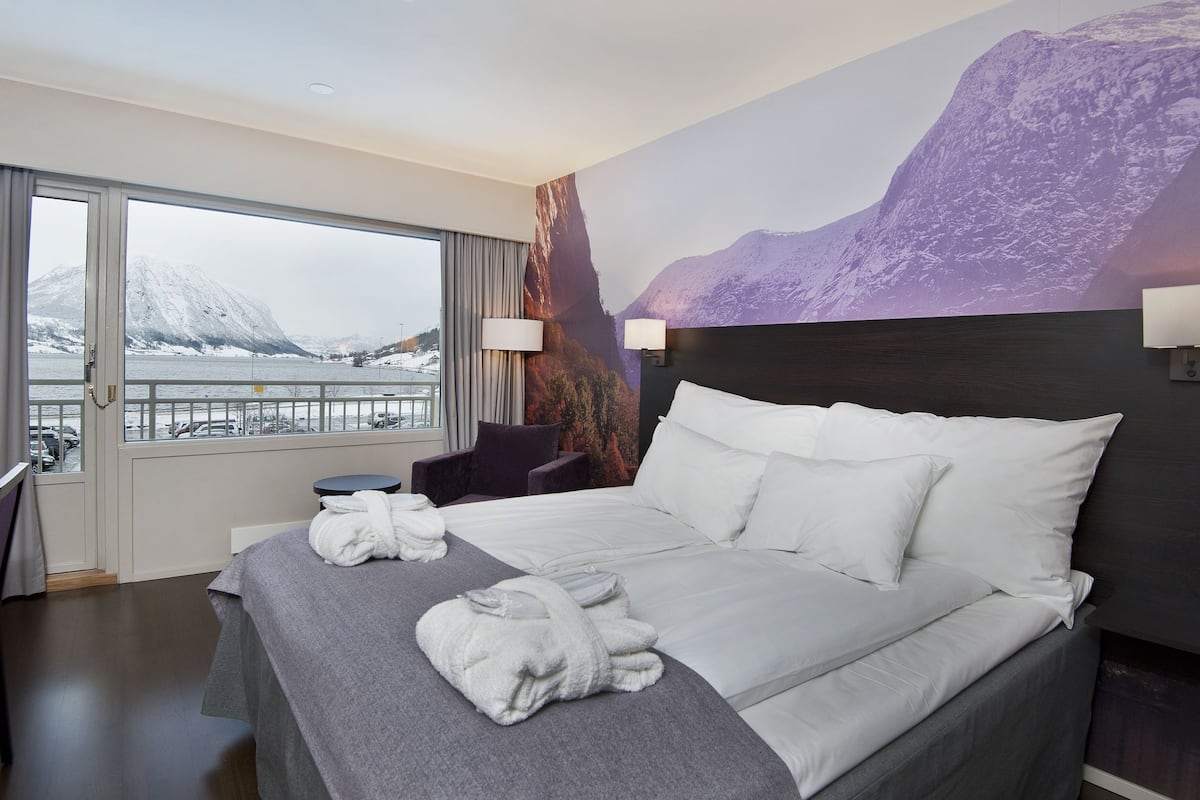 desk, laptop workspace, soundproofing, free wifi