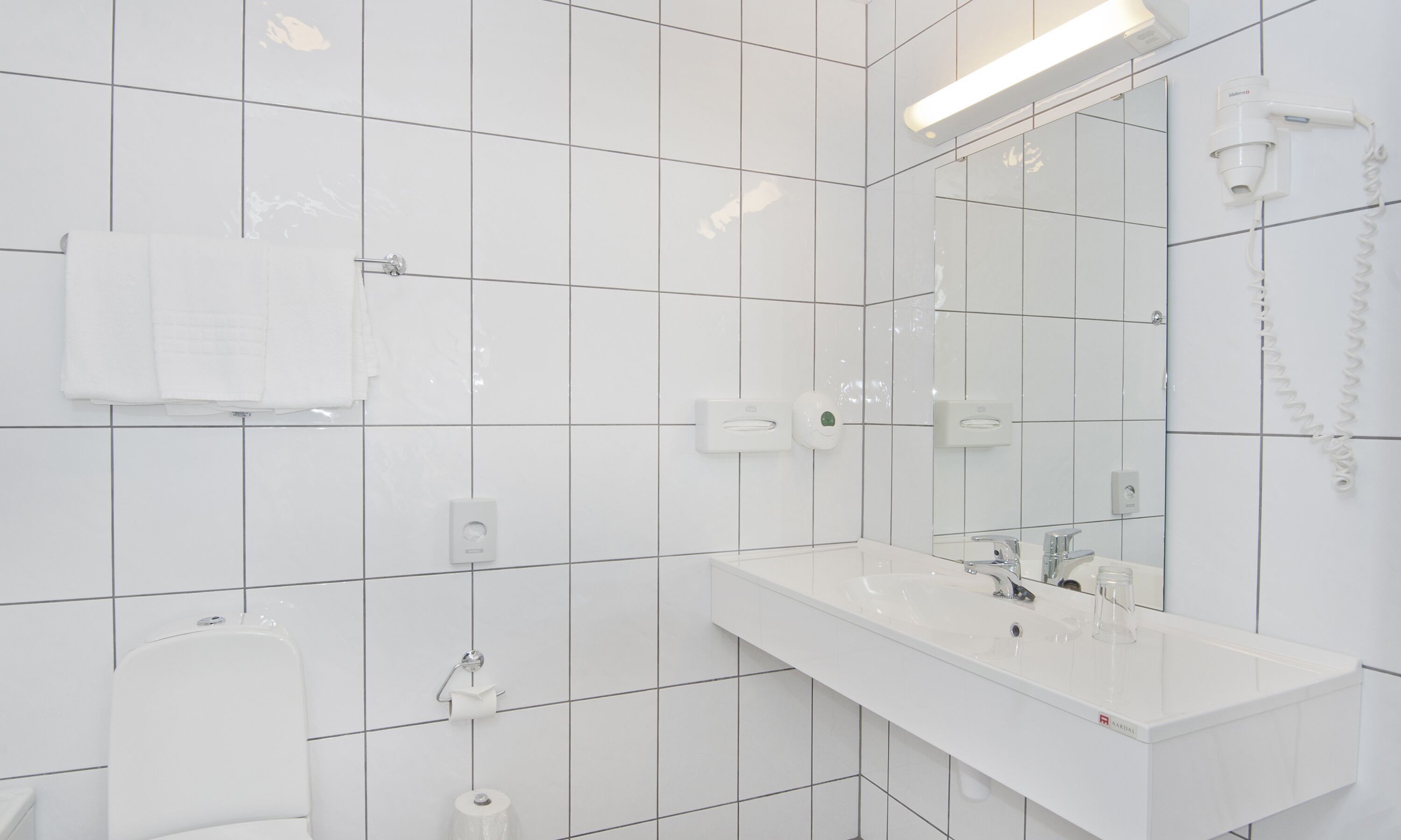 desk, laptop workspace, soundproofing, free wifi