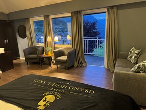 Desk, laptop workspace, soundproofing, free WiFi - Grand Hotel Skei - Unike Hoteller (Sunnfjord)