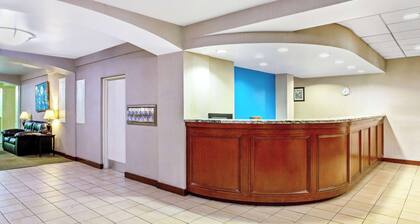 La Quinta Inn & Suites by Wyndham Stamford / New York City