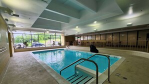 Ein Hallenbad mit Blick auf geparkte Autos vor dem Haus.