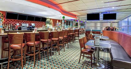 La Quinta Inn & Suites by Wyndham Stamford / New York City
