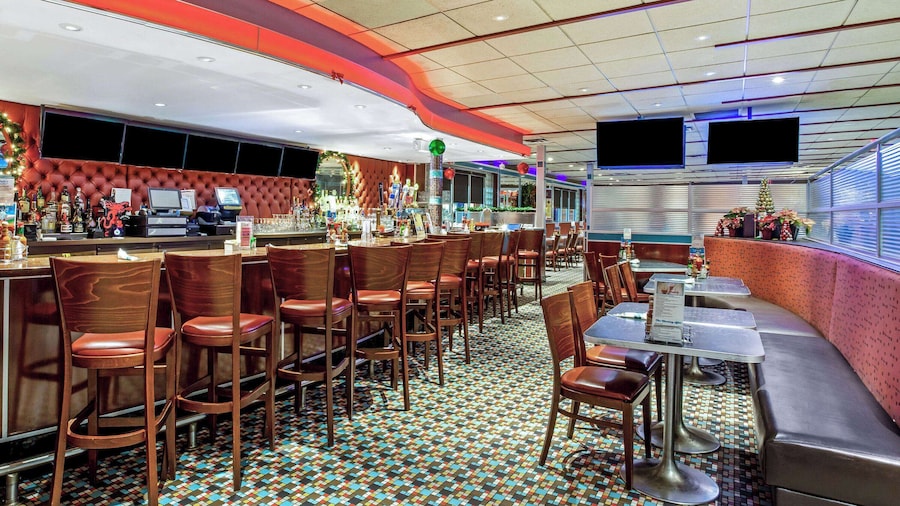 La Quinta Inn & Suites by Wyndham Stamford / New York City