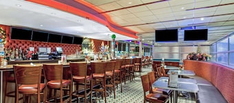 La Quinta Inn & Suites by Wyndham Stamford / New York City